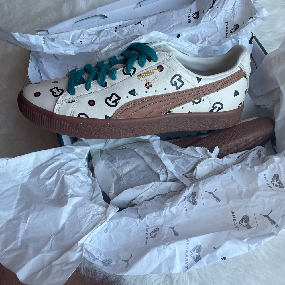 Puma Tyakasha White Sneakers with Teal Laces